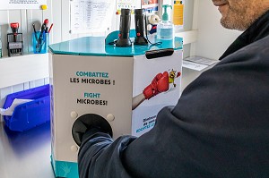 MACHINE A LUMIERE INFRAROUGE POUR VERIFIER LE BON NETTOYAGE DES MAINS GRACE AU GEL HYDROALCOOLIQUE, SERVICE DEPARTEMENTAL D'INCENDIE ET DE SECOURS DE L'EURE, EVREUX, FRANCE 