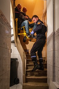 EVACUATION D'UNE VICTIME ALCOOLISEE AVEC LA CHAISE PAR L'ESCALIER, SAPEURS-POMPIERS DU CENTRE DE SECOURS DE LISIEUX, SDIS14, CALVADOS, FRANCE 