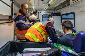 PRISE EN CHARGE POUR DE PERSONNES SUITE A UN ACCIDENT DE LA ROUTE, SAPEURS-POMPIERS DU CENTRE DE SECOURS DE LISIEUX, SDIS14, CALVADOS, FRANCE 