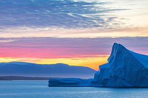 ICEBERGS FLOTTANT DANS LE FJORD ILULISSAT, GROENLAND, DANEMARK 