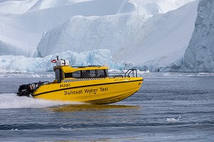 BATEAU TAXI (WATER TAXI) DEVANT LES ICEBERGS DU FJORD DE GLACE, GLACIER JAKOBSHAVN, LONG DE 65 KILOMETRES PROVENANT DE L’INLANDSIS, SERMEQ KUJALLEQ, ILULISSAT, GROENLAND 