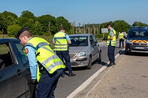 CONTROLE ROUTIER DE GENDARMERIE, VERIFICATION DE PAPIER PENDANT LE CONFINEMENT, VERNEUIL D'AVRE ET D'ITON, EURE, FRANCE 