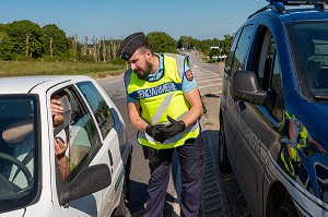 CONTROLE ROUTIER DE GENDARMERIE, VERIFICATION DE PAPIER PENDANT LE CONFINEMENT, VERNEUIL D'AVRE ET D'ITON, EURE, FRANCE 