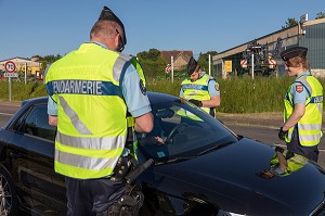 CONTROLE ROUTIER DE GENDARMERIE, VERIFICATION DE PAPIER PENDANT LE CONFINEMENT, RUGLES, EURE, FRANCE 