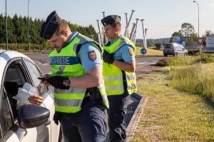 CONTROLE ROUTIER DE GENDARMERIE, VERIFICATION DE PAPIER PENDANT LE CONFINEMENT, RUGLES, EURE, FRANCE 