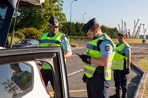 CONTROLE ROUTIER DE GENDARMERIE, VERIFICATION DE PAPIER PENDANT LE CONFINEMENT, RUGLES, EURE, FRANCE 