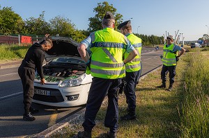 CONTROLE ROUTIER DE GENDARMERIE, VERIFICATION DE PAPIER PENDANT LE CONFINEMENT, RUGLES, EURE, FRANCE 