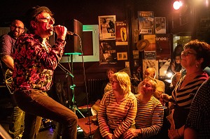 CHANTEUR DU GROUPE LES MEGOTS FACE A SON PUBLIC QUI L'ECOUTE, CAFE-CONCERT LA CLASSE, SAINT-HILAIRE-SUR-RISLE, ORNE, NORMANDIE, FRANCE 