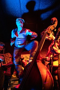 HOMME SUR SA CONTREBASSE ENTOURE D'AUTRES MUSICIENS DES MEGOTS ET DES TENDRES VOYOUS, CAFE-CONCERT LA CLASSE, SAINT-HILAIRE-SUR-RISLE, ORNE, NORMANDIE, FRANCE 