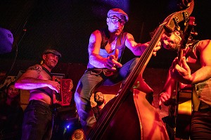 HOMME SUR SA CONTREBASSE ENTOURE D'AUTRES MUSICIENS DES MEGOTS ET DES TENDRES VOYOUS, CAFE-CONCERT LA CLASSE, SAINT-HILAIRE-SUR-RISLE, ORNE, NORMANDIE, FRANCE 