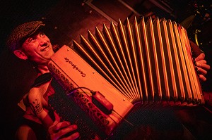 ACCORDEONNISTE DU GROUPE LES MEGOTS EN TRAIN DE JOUER, CAFE-CONCERT LA CLASSE, SAINT-HILAIRE-SUR-RISLE, ORNE, NORMANDIE, FRANCE 