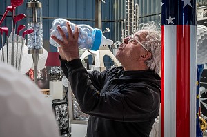 HUBERT PRIVE, ARTISTE SCULPTEUR AU MILIEU DE SES OEUVRES SUR LE THEME DU GOLF DANS SON ATELIER, VERNEUIL-SUR-AVRE, NORMANDIE, FRANCE 