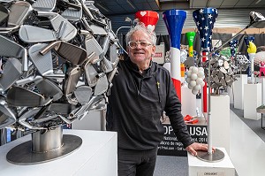 HUBERT PRIVE, ARTISTE SCULPTEUR AU MILIEU DE SES OEUVRES SUR LE THEME DU GOLF DANS SON ATELIER, VERNEUIL-SUR-AVRE, NORMANDIE, FRANCE 