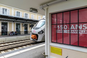 ANNIVERSAIRE DES 150 ANS DE LA LIGNE SNCF PARIS-GRANVILLE, TRAIN EN GARE DE L'AIGLE, ORNE, NORMANDIE, FRANCE 