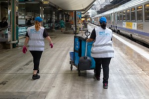 AGENTS DE NETTOYAGE DE SNCF PROPRETE, EQUIPE ET MESURES SANITAIRES RENFORCEES DEPUIS LA COVID, GARE DE MONTPARNASSE, PARIS, FRANCE 