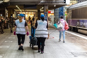 AGENTS DE NETTOYAGE DE SNCF PROPRETE, EQUIPE ET MESURES SANITAIRES RENFORCEES DEPUIS LA COVID, GARE DE MONTPARNASSE, PARIS, FRANCE 