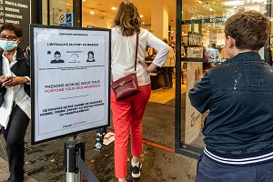 DISPOSITION CORONAVIRUS À L'ENTREE DES MAGASINS AVEC UN PANNEAU D'INFORMATION SUR L'EFFICACITE DU PORT DU MASQUES DE PROTECTION ET LA FILE DE DISTANCIATION, PARIS, FRANCE 