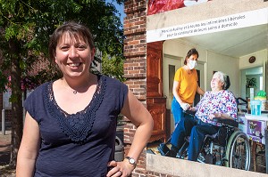 AUDREY MARCHAND, INFIRMIERE LIBERALE POSANT SA PHOTO POUR LE FESTIVAL RUGLART POUR REMERCIER LES PERSONNES AYANT PARTICIPE A CONTINUER DE TRAVAILLER PENDANT LE CONFINEMENT, RUGLES, NORMANDIE, FRANCE 