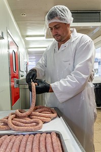 FABRICATION DE SAUCISSES A BASE DE POULET, FERME FAMILIALE DE GRANDVILLAIN, ORGERES-EN-BEAUCE, EURE-ET-LOIR, FRANCE 