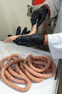 FABRICATION DE SAUCISSES A BASE DE POULET, FERME FAMILIALE DE GRANDVILLAIN, ORGERES-EN-BEAUCE, EURE-ET-LOIR, FRANCE 