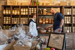 CONSEIL DE LA CLIENTELE, BOUTIQUE A LA FERME, PRODUCTEUR DE FOIE GRAS ET DE CONSERVES A BASE DE CANARD, DOMAINE DE VOISIN, TILLAY-LE-PENEUX, EURE-ET-LOIR, FRANCE 