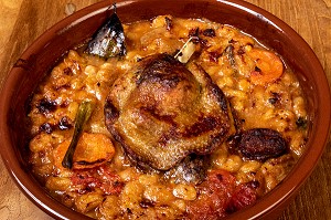 CASSOULET AU CONFIT DE CANARD, PRODUCTEUR DE FOIE GRAS ET DE CONSERVES A BASE DE CANARD, DOMAINE DE VOISIN, TILLAY-LE-PENEUX, EURE-ET-LOIR, FRANCE 