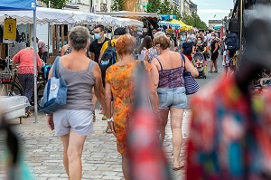 MARCHE AVEC LE PORT DU MASQUE OBLIGATOIRE, ROCHEFORT, CHARENTE-MARITIME, FRANCE 