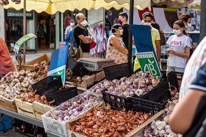 MARCHE AVEC LE PORT DU MASQUE OBLIGATOIRE, ROCHEFORT, CHARENTE-MARITIME, FRANCE 