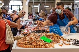 MARCHE AVEC LE PORT DU MASQUE OBLIGATOIRE, ROCHEFORT, CHARENTE-MARITIME, FRANCE 