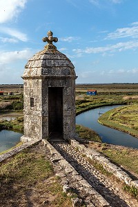 TOUR D'ANGLE AVEC SA CROIX, VILLE FORTIFIEE DE BROUAGE, CHARENTE-MARITIME, FRANCE 