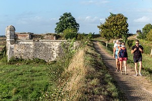 BALADE SUR LE CHEMIN DE RONDE, VILLE FORTIFIEE DE BROUAGE, CHARENTE-MARITIME, FRANCE 