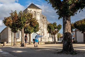 PARTIE DE PETANQUE DEVANT L'EGLISE, VILLE FORTIFIEE DE BROUAGE, CHARENTE-MARITIME, FRANCE 