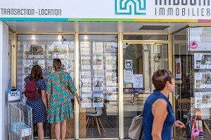 PASSANTS DEVANT LES VITRINES D'ANNONCES IMMOBILIERES, AGENCE IMMOBILIER ACHAT, VENTE, ROCHEFORT, CHARENTE-MARITIME, FRANCE 