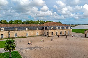 BALADE A VELO DEVANT LA CORDERIE ROYALE AU BORD DE LA CHARENTE, ROCHEFORT, CHARENTE-MARITIME, FRANCE 