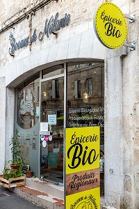 MAGASIN EPICERIE BIO DE PRODUITS REGIONAUX, LES BOCAUX DE MELANIE, ROCHEFORT, CHARENTE-MARITIME, FRANCE 