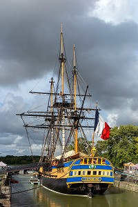 FREGATE L'HERMIONE DANS SON PORT D'ATTACHE, ROCHEFORT, CHARENTE-MARITIME, FRANCE 