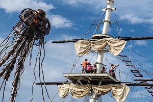 CENTRE DE SPORTS D'AVENTURE, ATTRACTION TOURISTIQUE ACCRO-MATS, QUAI DE L'HERMIONE, ROCHEFORT, CHARENTE-MARITIME, FRANCE 