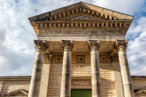 EGLISE PAROISSIALE DE SAINT-LOUIS, ARCHITECTURE NEO-CLASSIQUE DE 1835, ROCHEFORT, CHARENTE-MARITIME, FRANCE 