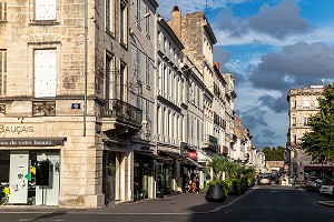 IMMEUBLES COSSUS DU QUARTIER CHIC DE LA VILLE, RUE PIERRE LOTI, ROCHEFORT, CHARENTE-MARITIME, FRANCE 