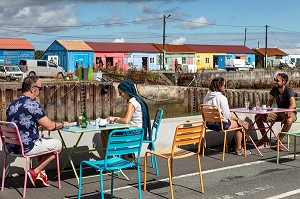 TERRASSE DE RESTAURANT DEVANT LES CABANES COLOREES, ANCIENNES CABANES DE PECHEURS TRANSFORMES EN ATELIER D'ARTISTES, SAINT-TROJAN-LES-BAINS, ILE D'OLERON, CHARENTE-MARITIME, FRANCE 