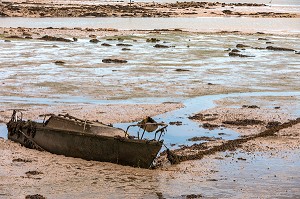 BATEAU ECHOUE DANS LA BAIE, SAINT-TROJAN-LES-BAINS, ILE D'OLERON, CHARENTE-MARITIME, FRANCE 