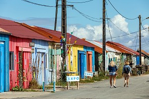 LES CABANES COLOREES, ANCIENNES CABANES DE PECHEURS TRANSFORMES EN ATELIER D'ARTISTES, SAINT-TROJAN-LES-BAINS, ILE D'OLERON, CHARENTE-MARITIME, FRANCE 