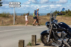 BALADE SUR LA ROUTE TOURISTIQUE EN BORD DE MER VERS SAINT-DENIS ET LE VIADUC, LA POINTE DE CHASSIRON, SAINT-DENIS-D'OLERON, ILE D'OLERON, CHARENTE-MARITIME, FRANCE 