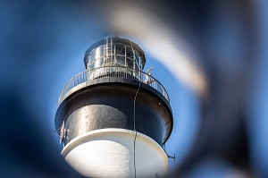 UN SALUT AVEC LE PORT DU MASQUE DEPUIS LE HAUT DU PHARE SUR LA POINTE DE CHASSIRON, SAINT-DENIS-D'OLERON, ILE D'OLERON, CHARENTE-MARITIME, FRANCE 