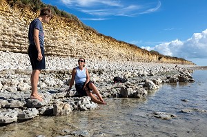 BALADE LES PIEDS DANS L'EAU SUR LA PLAGE TRANQUILLE ET LE PHARE DE CHASSIRON, SAINT-DENIS-D'OLERON, ILE D'OLERON, CHARENTE-MARITIME, FRANCE 