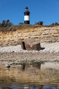 RESTE DE BLOCKHAUS SUR LA PLAGE TRANQUILLE AVEC LE PHARE DE CHASSIRON, SAINT-DENIS-D'OLERON, ILE D'OLERON, CHARENTE-MARITIME, FRANCE 