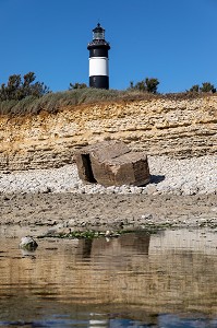 RESTE DE BLOCKHAUS SUR LA PLAGE TRANQUILLE AVEC LE PHARE DE CHASSIRON, SAINT-DENIS-D'OLERON, ILE D'OLERON, CHARENTE-MARITIME, FRANCE 