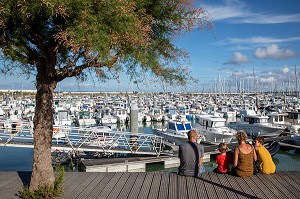 FARNIENTE ET BALADE EN FAMILLE SUR LE PORT DE PLAISANCE, SAINT-DENIS-D'OLERON, ILE D'OLERON, CHARENTE-MARITIME, FRANCE 