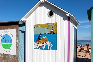 CABANES DE PLAGE COLOREES ET DECOREES SUR LA PLAGE DE LA BOIRIE, (TINTIN SUR UNE BARQUE EN DIRECTION DU PHARE DE INSPIRE DE CHASSIRON), SAINT-DENIS-D'OLERON, ILE D'OLERON, CHARENTE-MARITIME, FRANCE 