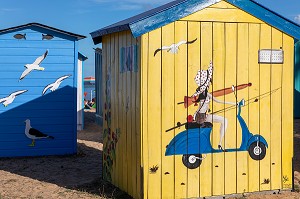 CABANES DE PLAGE COLOREES ET DECOREES SUR LA PLAGE DE LA BOIRIE, LES MOUETTES ET LA JEUNE FILLE A SCOOTER, SAINT-DENIS-D'OLERON, ILE D'OLERON, CHARENTE-MARITIME, FRANCE 